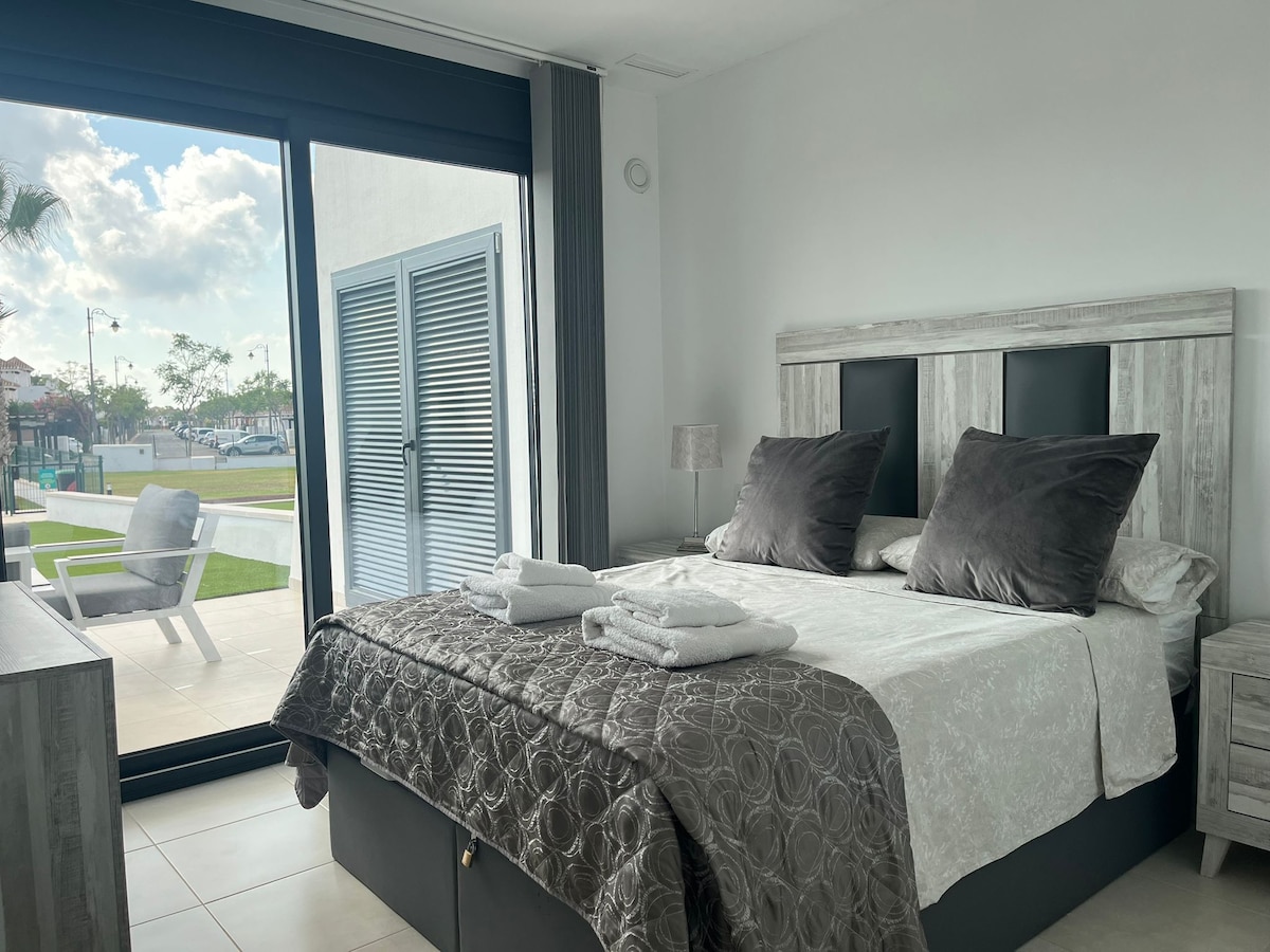 Immaculate Apartment Overlooking the Pool CEI35-5